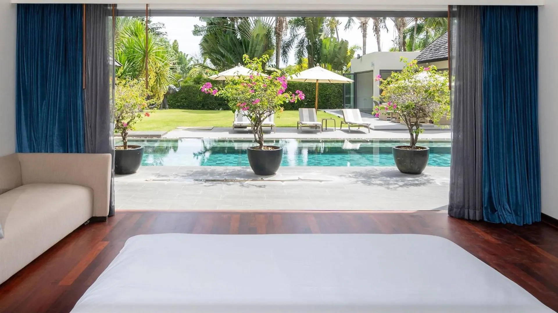 Luxury 3Br Villa C Layan Estate, Idyllic Retreat Near Beach Tayland