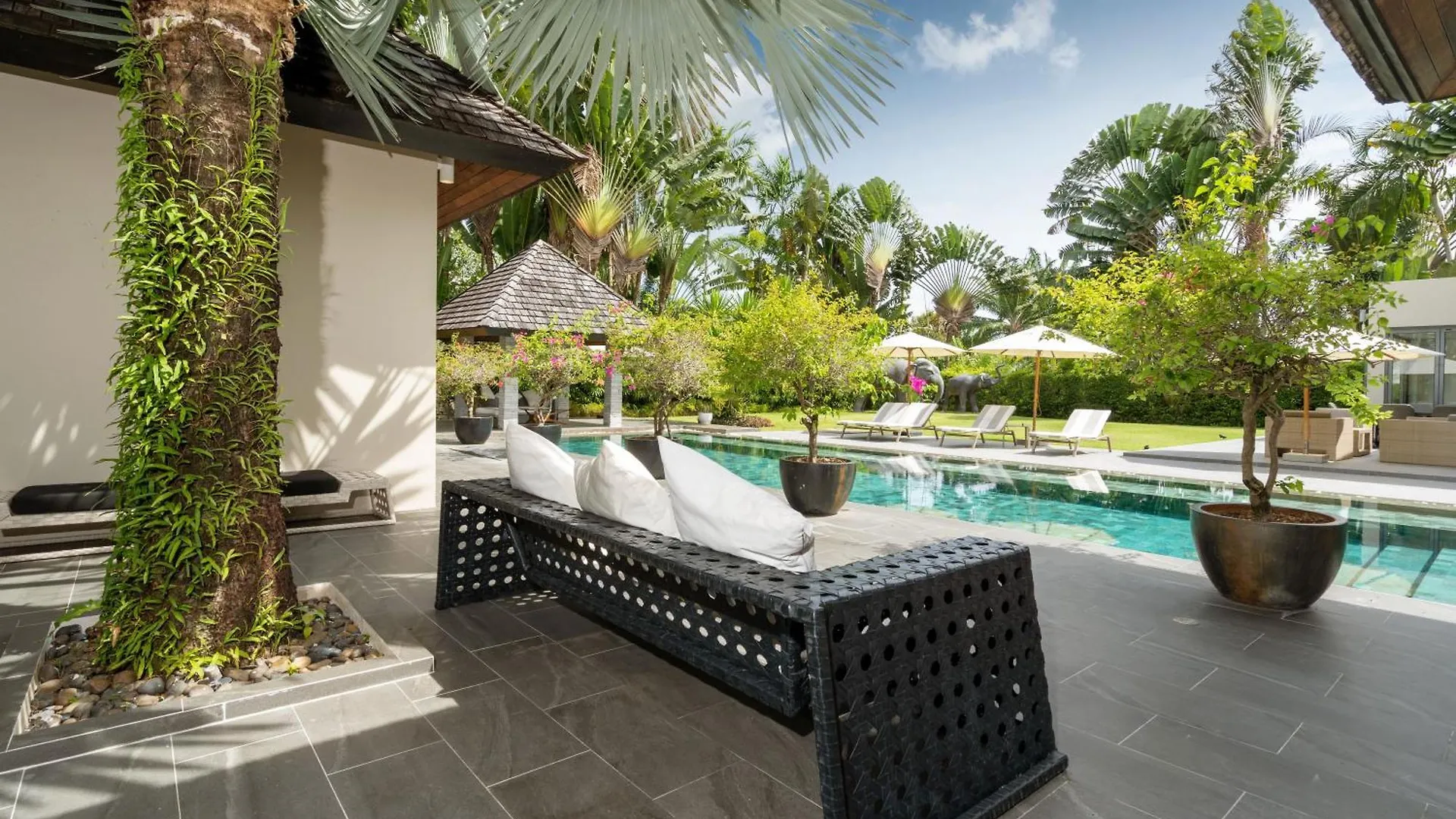Luxury 3Br Villa C Layan Estate, Idyllic Retreat Near Beach Tayland