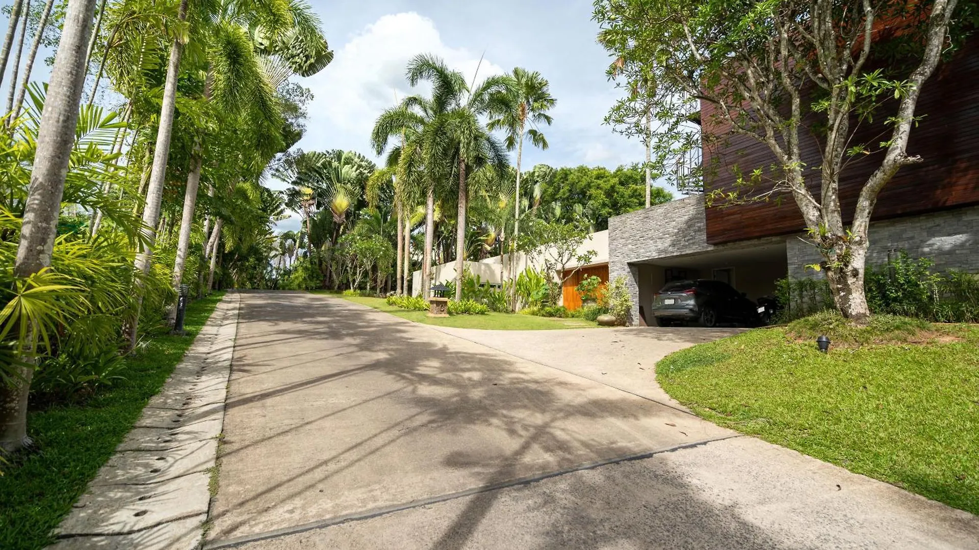Luxury 3Br Villa C Layan Estate, Idyllic Retreat Near Beach Tayland